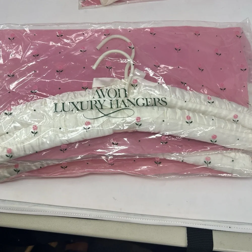 VTG Satin Luxury Clothes Hangers IVORY 14 Hangers NEW OLD STOCK 1986 Avon